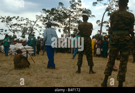 Militari su un belvedere durante la distribuzione di cibo in Burundi. Foto Stock