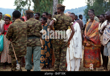 Militari su un belvedere durante la distribuzione di cibo in Burundi. Foto Stock