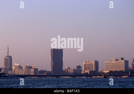 Skyline della città lungo il fiume Nilo al Cairo, Egitto Foto Stock