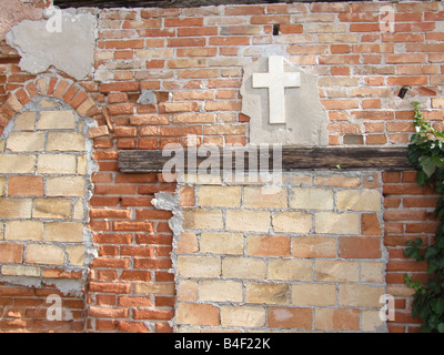 Vecchia chiesa abbandonati a parete con croce in Venezia Foto Stock