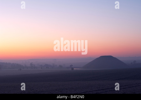 Silbury Hill all'alba neolitico terrapieno vicino all'Avebury Stone Cicle Wiltshire Foto Stock