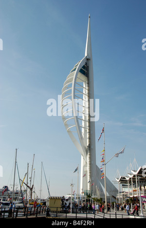 I visitatori al di sotto della Spinnaker Tower al Gunwharf Quays Portsmouth Hampshire Inghilterra Foto Stock