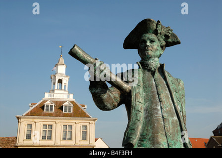 Statua di il Capitano George Vancouver al di fuori della casa doganale in King s lynn norfolk 2008 Foto Stock