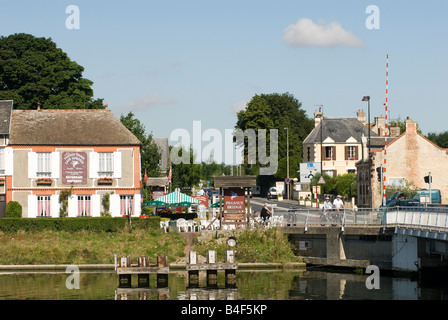 Ponte Pegasus su Caen Canal vicino a Ouistreham Francia Foto Stock