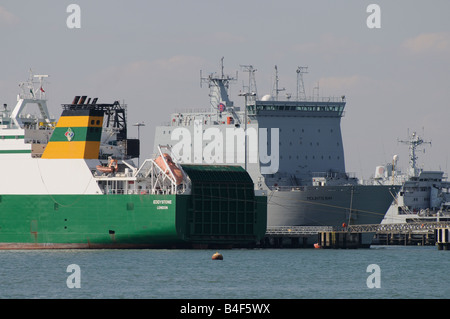 Marchwood porto militare su acqua di Southampton in Inghilterra al fianco di Eddystone un contratto roro nave e le Mounts Bay Foto Stock