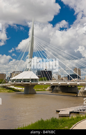 Esplanade Riel Bridge, un ponte pedonale che attraversano il fiume Rosso nella città di Winnipeg, Manitoba, Canada. Foto Stock