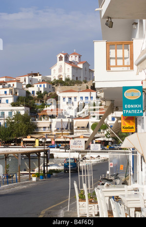 La tipica città greca di Batsi con architettura tradizionale sull isola di Andros Cicladi Mar Egeo Grecia Foto Stock