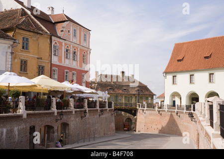 Sibiu Transilvania Romania edifici ld e la strada sotto il ponte di bugiardi in Piata Mica piccola piazza nel centro storico della città Foto Stock