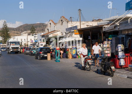 Negozio di souvenir negozi di articoli da regalo e vecchio magazzino imbiancate a Paros isola di Paros Cicladi Grecia Egeo Foto Stock