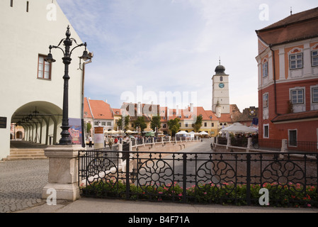 Sibiu Transilvania Romania l'Europa. Gli edifici di vecchia costruzione in Piata Mica quadrato dal ponte di bugiardi nel centro storico della città Foto Stock