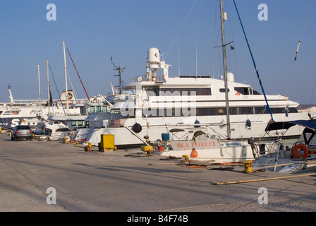 Motoryacht di lusso di passeggeri e di traghetto per auto ormeggiate nel porto di Lavrio Grecia continentale del Mar Egeo in Grecia Foto Stock