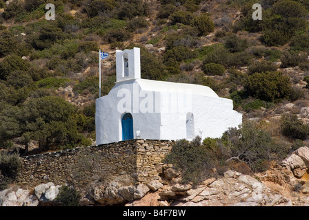 White Fishermens chiesa sulla collina che si affaccia Platis Gialos sull isola di Sifnos Cicladi Mar Egeo Grecia Foto Stock