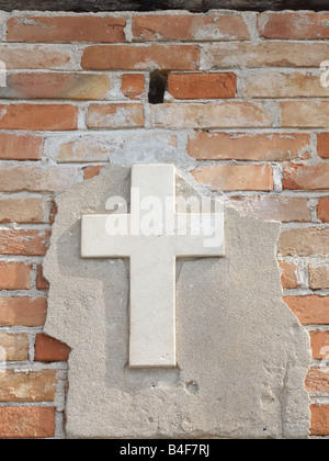 Vecchia chiesa abbandonati a parete con croce in Venezia Foto Stock