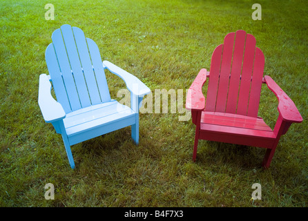 Colorate sedie Adirondack su un prato Foto Stock