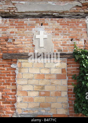 Vecchia chiesa abbandonati a parete con croce in Venezia Foto Stock