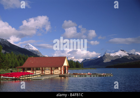 Casa in barca sul Lago Maligne nel Parco Nazionale di Jasper, Montagne Rocciose Canadesi Foto Stock