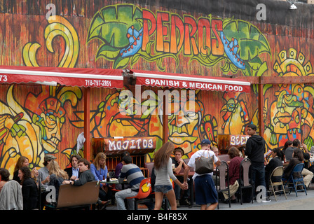 Diners al marciapiede tavolini a Pedros spagnolo e cibo messicano nel trendy quartiere Dumbo di Brooklyn a New York Foto Stock