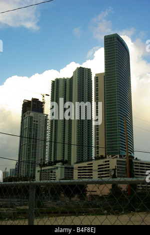 Grattacieli di downtown Miami, Florida con luminose nubi in background Foto Stock