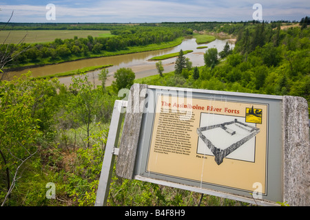 Fiume Assiniboine e firmare visto da lungo il sentiero per i diavoli Punch Bowl, spirito Sands, boschi di abete rosso parco provinciale Foto Stock