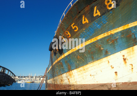 Arrugginita relitti nel porto di Camaret sur Mer Bretagna Francia Foto Stock