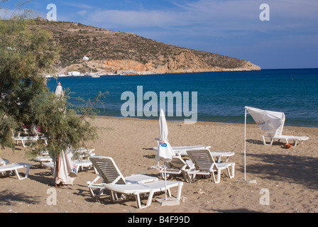 Vuoto in plastica bianca spiaggia di mobili di Platis Gialos spiaggia sabbiosa Isola di Sifnos Cicladi Mar Egeo Grecia Foto Stock