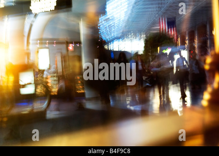 Immagine sfocata nel terminal concourse aeroporto Charlotte nella Carolina del Nord STATI UNITI D'AMERICA Foto Stock