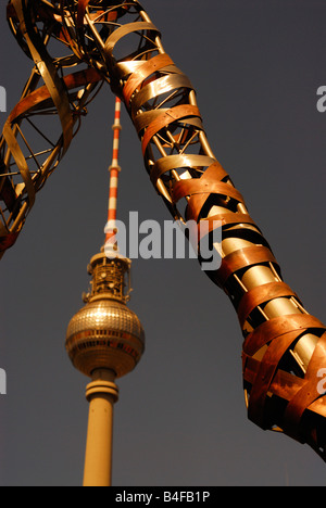 Scultura di metallo al di fuori di Alexa Shopping e Fernsehturm di Berlino " La Torre della Televisione', Berlino, Germania Foto Stock