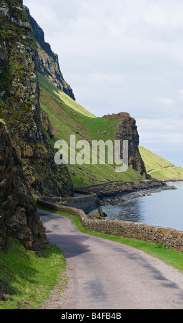 Stretta corsia unica strada lungo la rupe sopra Loch Na Keal, Isle of Mull, Scozia Foto Stock