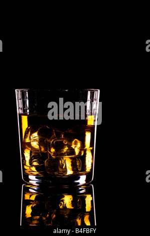 Bicchiere di whiskey on the rocks sfondo nero Foto Stock