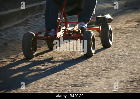 Ragazzo veloce di equitazione go kart auto in strada nel parco Foto Stock