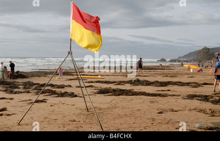 Bagnino RNLI Flag su una spiaggia in Cornovaglia Foto Stock