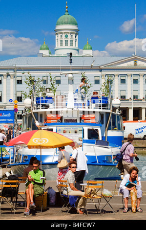 Estate di scena a Eteläsatama sud Porto Helsinki Finlandia la cupola della cattedrale luterana sorge dietro Foto Stock