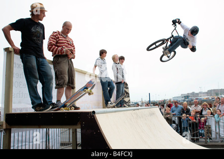 Un giovane biker è il salto con la sua bicicletta al giorno della liberazione 2008 sull'Isola di Guernsey. Foto Stock