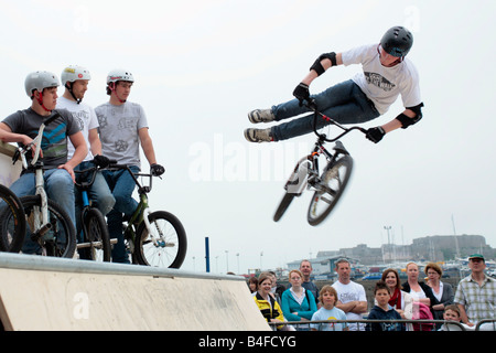 Un giovane biker è il salto con la sua bicicletta al giorno della liberazione 2008 sull'Isola di Guernsey. Foto Stock