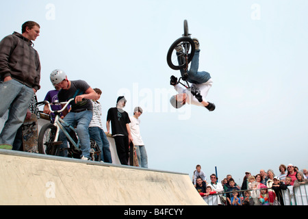 Un giovane biker è il salto con la sua bicicletta al giorno della liberazione 2008 sull'Isola di Guernsey. Foto Stock