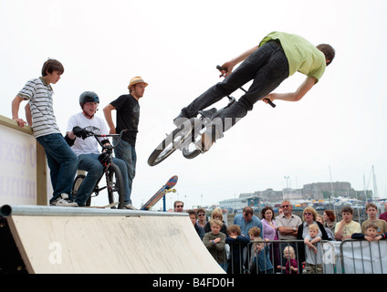 Un giovane biker è il salto con la sua bicicletta al giorno della liberazione 2008 sull'Isola di Guernsey. Foto Stock