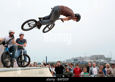 Un giovane biker è il salto con la sua bicicletta al giorno della liberazione 2008 sull'Isola di Guernsey. Foto Stock