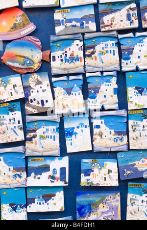 Primo piano di Souvenir magneti per il frigo di Greco scene in negozio a Tinos città isola di Tinos Cicladi Grecia Egeo Foto Stock