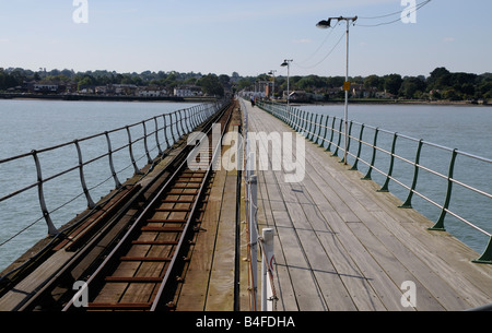 Hythe pier ferroviarie e di passaggio di acqua di Southampton England Regno Unito Foto Stock