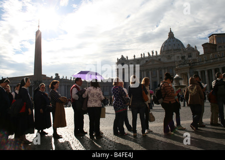 I turisti in una coda in Vaticano a Roma Foto Stock