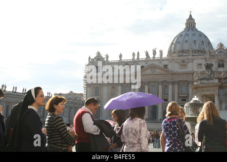 I turisti in una coda in Vaticano a Roma Foto Stock