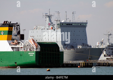 Marchwood porto militare su acqua di Southampton in Inghilterra al fianco di Eddystone un contratto roro nave e le Mounts Bay Foto Stock