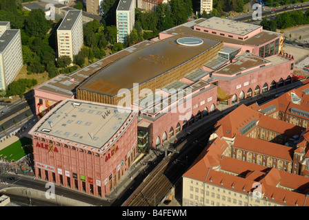 Alexa Shopping Center vista dal Fernsehturm Berlin, Germania Foto Stock