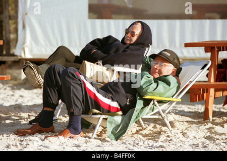 Coppia di anziani su sedie a sdraio presso il Mar Baltico in Leba, Polonia Foto Stock