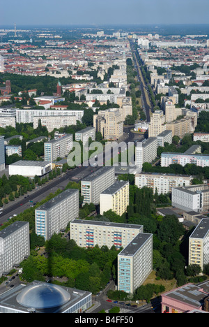 Karl-Marx-Allee e architettura GDR vista dal Fernsehturm Berlin, Germania Foto Stock