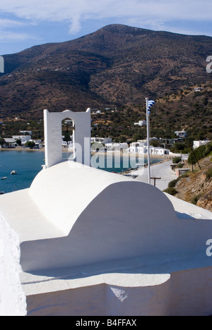 White Fishermens chiesa sulla collina che si affaccia Platis Gialos sull isola di Sifnos Cicladi Mar Egeo Grecia Foto Stock