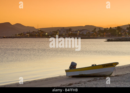 Barche sulla spiaggia a sunrise Malecon a La Paz Baja California Sur Messico Foto Stock