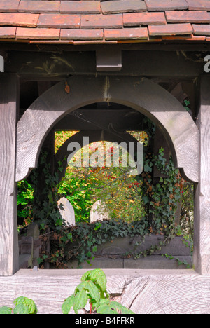 Vista laterale del gate lytch a West Clandon Chiesa Parrocchiale di San Pietro e di San Paolo Foto Stock