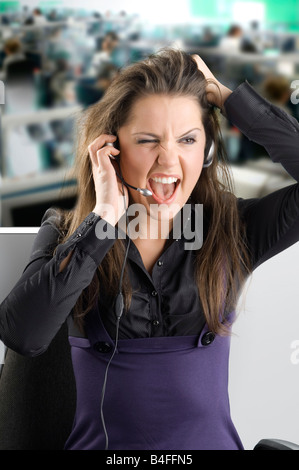 Un operatore di chiamata dopo una lunga giornata di lavoro e che la sua unità crazy Foto Stock