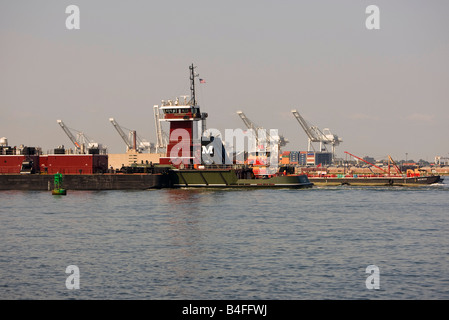 Rimorchiatore a traino e chiatte nel porto di New York Foto Stock